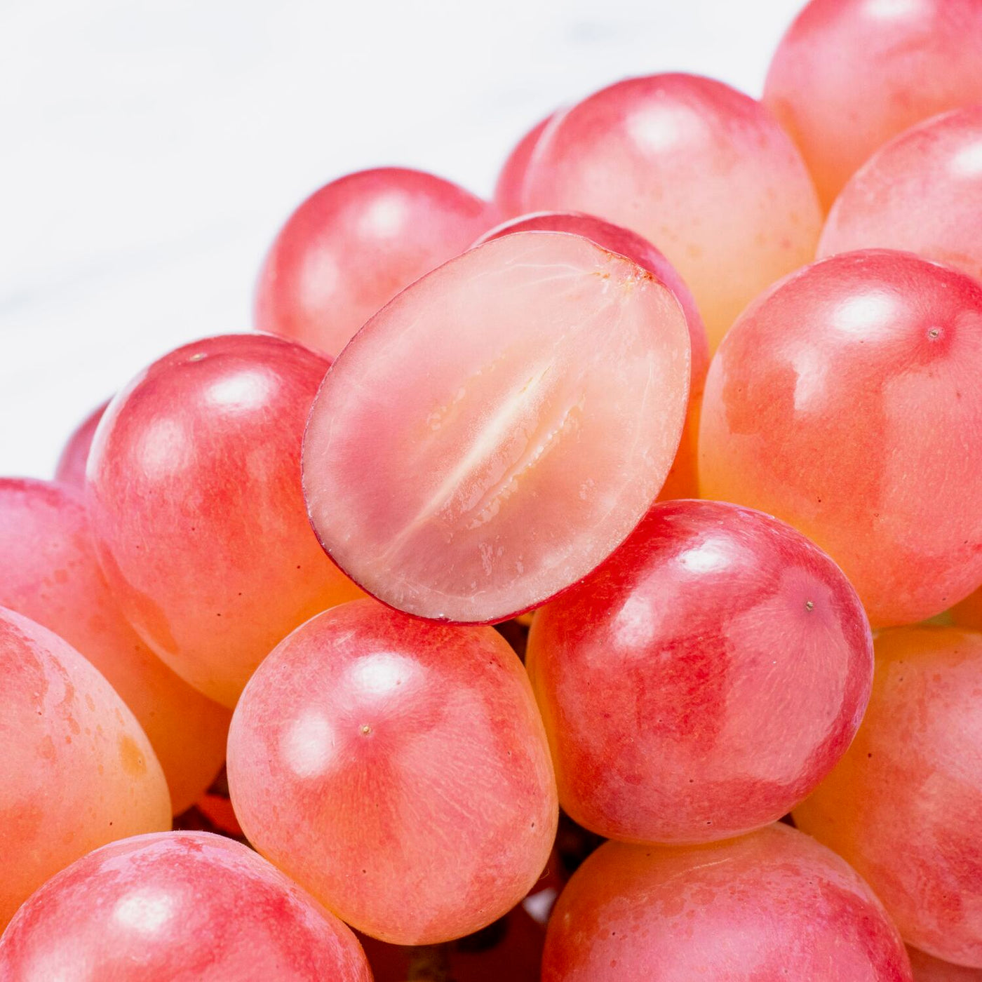 北海道仁木町産の美しい赤色の種なしブドウのコトピー,甲斐乙女とシャインマスカットの交配種,贈答用の高級フルーツ,プレミアムぶどう,葡萄,たけもと果樹園