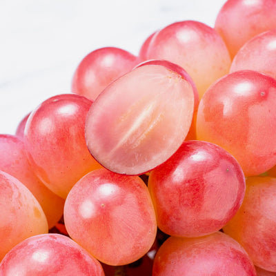 北海道仁木町産の美しい赤色の種なしブドウのコトピー,甲斐乙女とシャインマスカットの交配種,贈答用の高級フルーツ,プレミアムぶどう,葡萄,たけもと果樹園