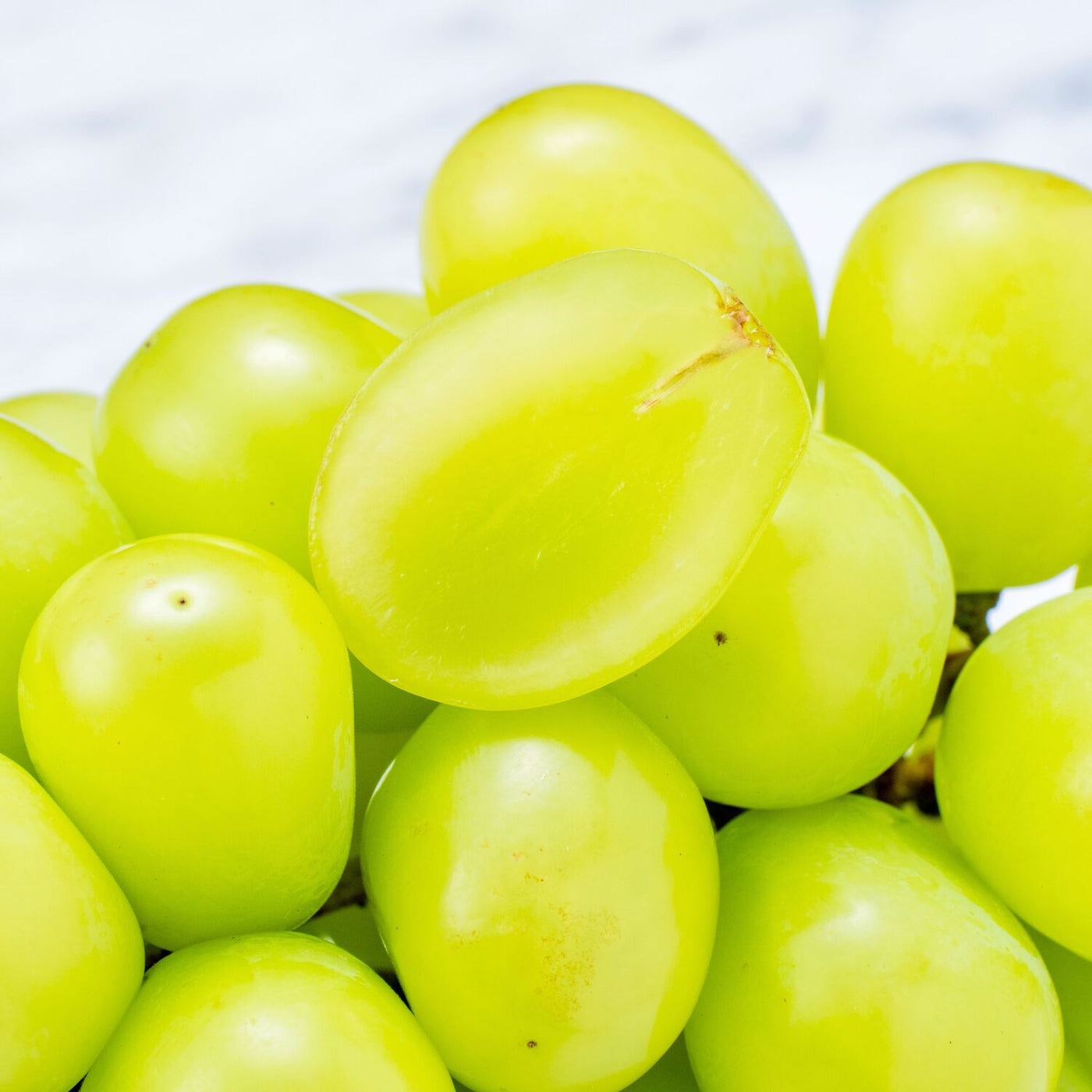 北海道仁木町産のシャインマスカット,黄緑色の大粒種無しぶどう,贈答用の高級フルーツ,プレミアムぶどう,葡萄,たけもと果樹園