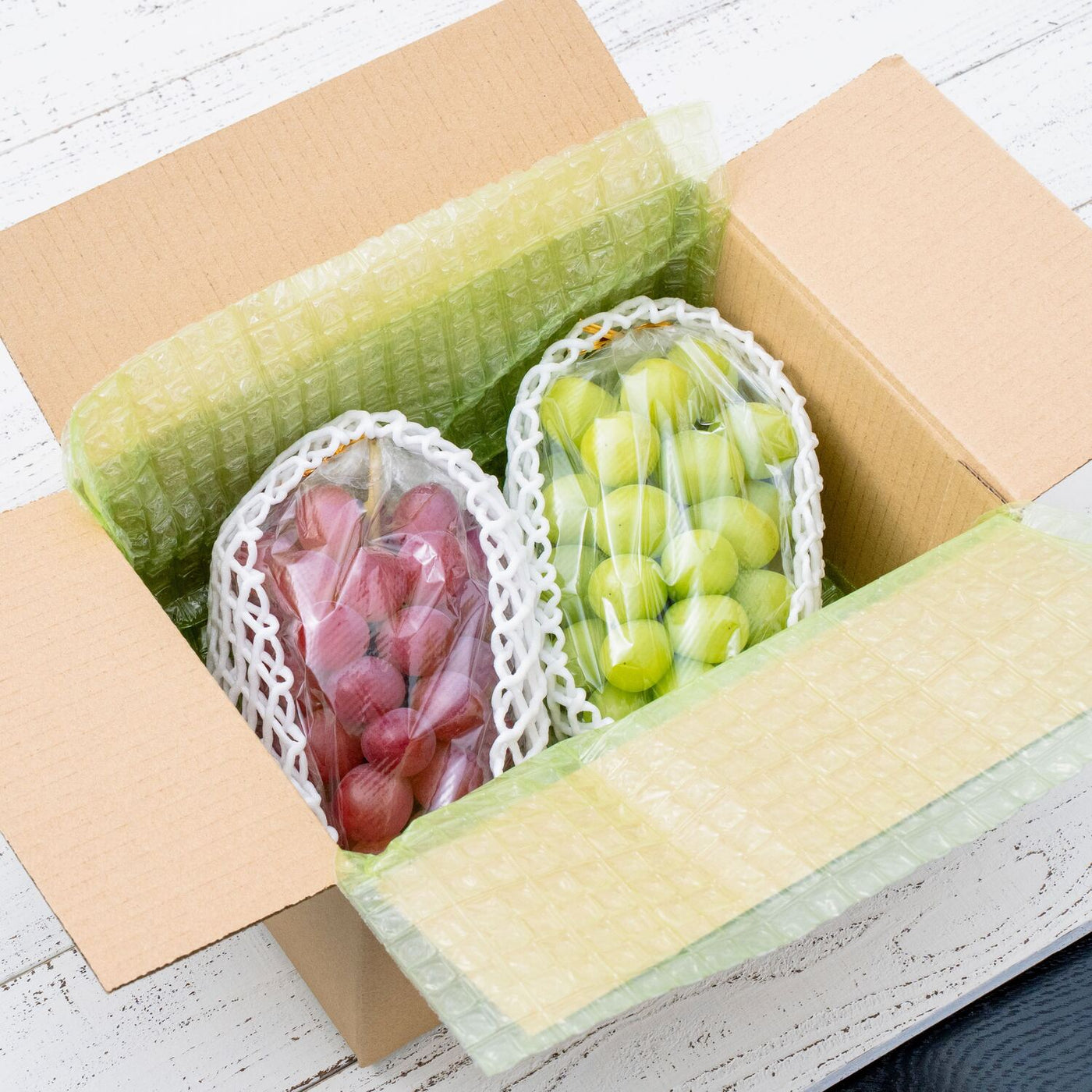 北海道仁木町産のシャインマスカットとコトピー,贈答用の高級フルーツ,プレミアムぶどう,ブドウ,葡萄,たけもと果樹園