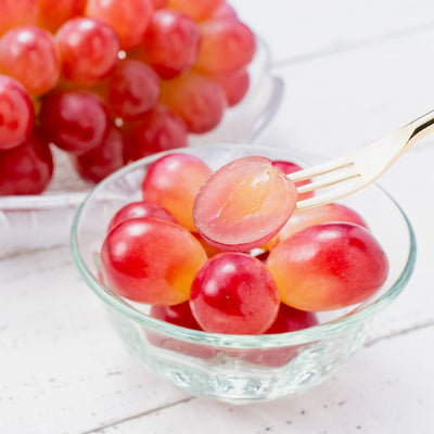 北海道仁木町産の美しい赤色の種なしブドウのコトピー,甲斐乙女とシャインマスカットの交配種,贈答用の高級フルーツ,プレミアムぶどう,葡萄,たけもと果樹園