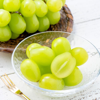北海道仁木町産のシャインマスカット,黄緑色の大粒種無しぶどう,贈答用の高級フルーツ,プレミアムぶどう,葡萄,たけもと果樹園