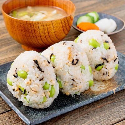 おにぎりと味噌汁と漬物,北海道産そのまま食べるはとむぎをおにぎりの具として入れる、枝豆と塩昆布とハトムギスナックのおむすび