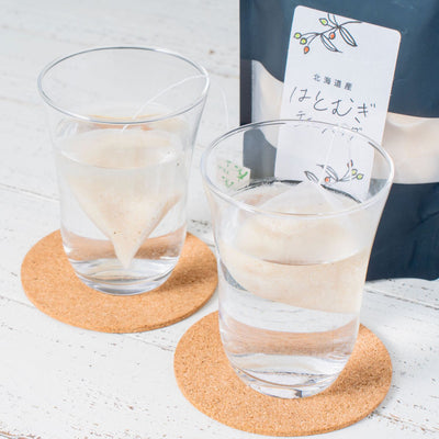 水出しのはとむぎ茶,冷たい北海道産ハトムギ茶,透明なグラスに入ったはと麦冷茶