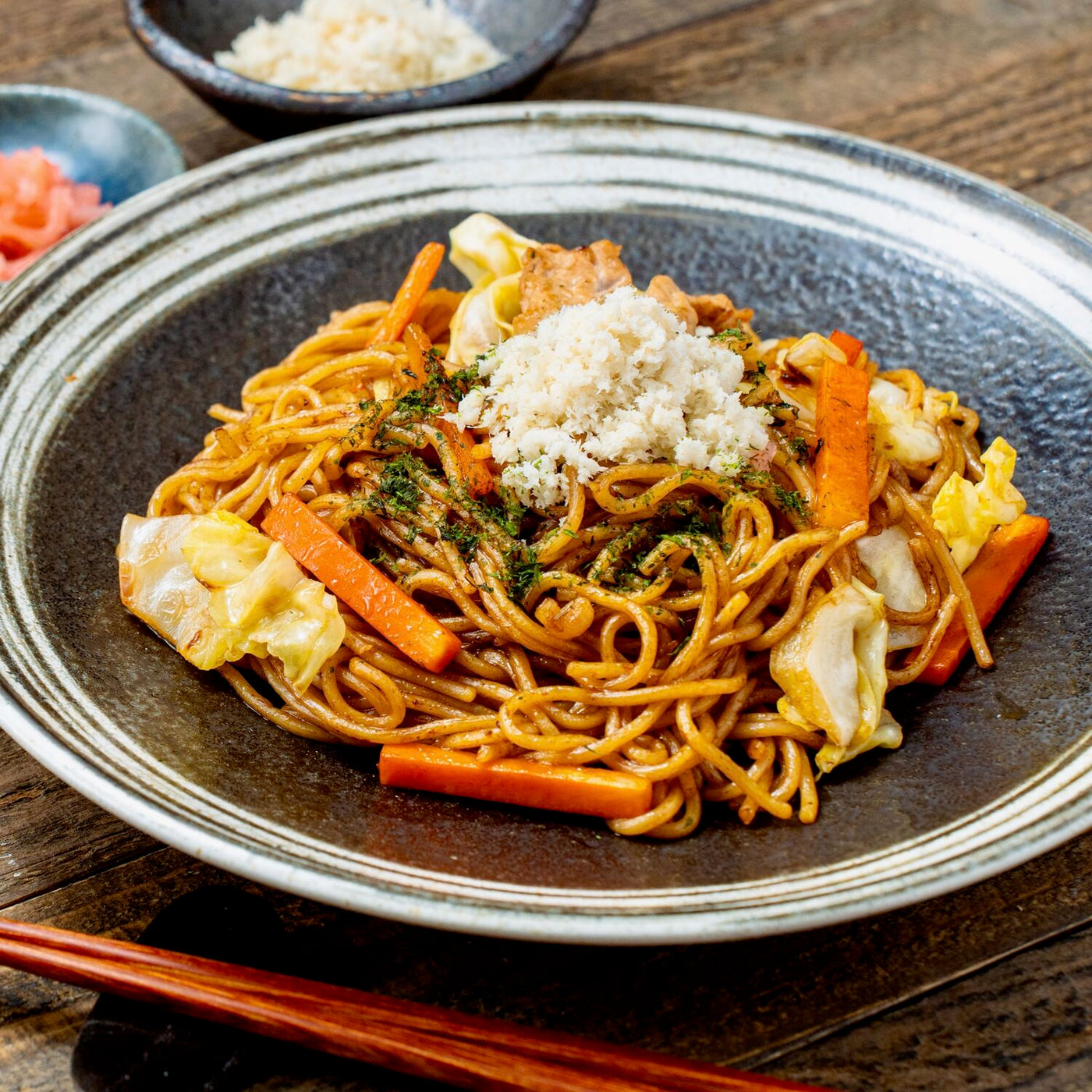 焼きそばのトッピングにすりおろした山わさびをかける,北海道産山ワサビ,薬味,ホースラディッシュ