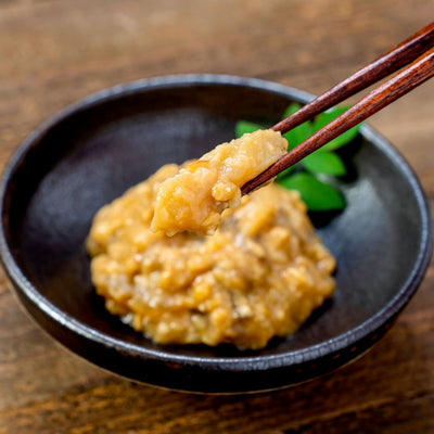 北海道産真ほっけの追い糀味噌漬を箸で持ち上げる