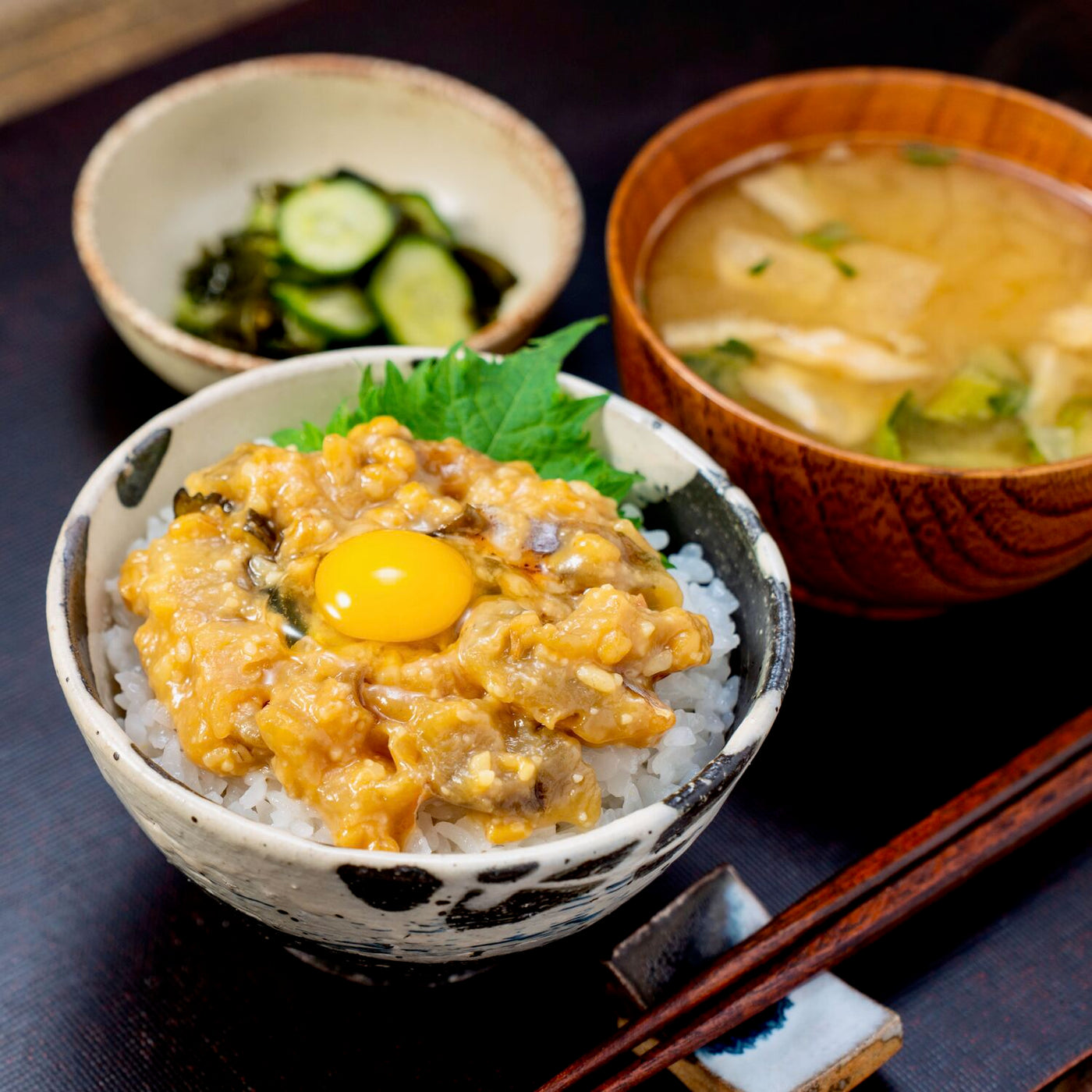北海道産真ほっけの追い糀味噌漬が乗ったご飯,味噌汁,わかめときゅうりの酢の物