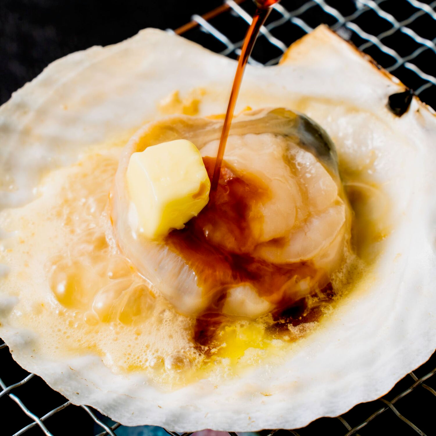 北海道寿都産の殻付きホタテ焼き,ホタテバター醤油