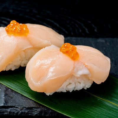 ホタテの握り寿司に北海道産いくらの醤油漬けをトッピング,帆立とイラクの寿司