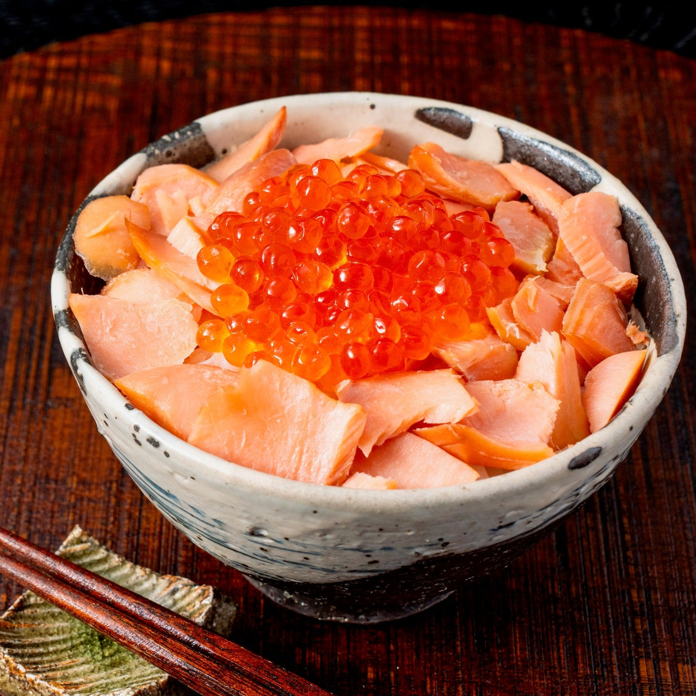 鮭といくらの親子丼,北海道産のイクラ醤油漬けと塩焼き鮭の丼