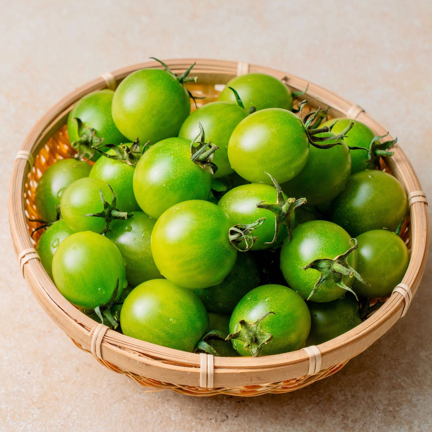 北海道栗山町の自ゆう耕場の緑色のミニトマト,サングリーン