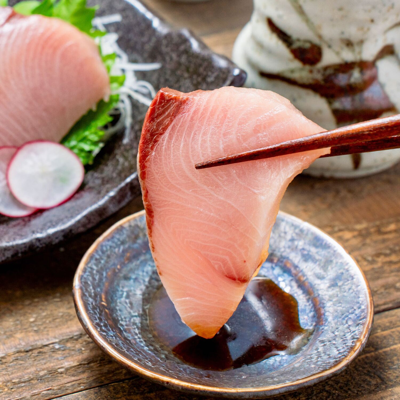 鰤の刺身を醤油につける,新鮮なブリ刺し,北海道寿都産のブリ