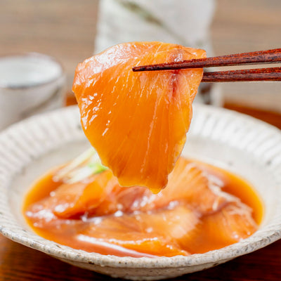 北海道寿都産の活〆ブリの醤油漬けと日本酒,新鮮な鰤の漬け,晩酌