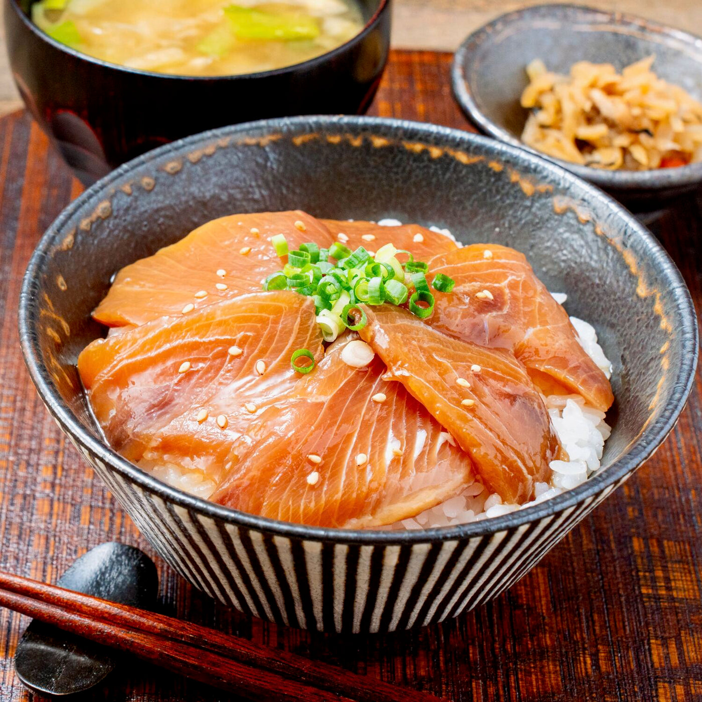 活締めブリの醤油漬け丼と味噌汁と切り干し大根,炊き立てご飯に北海道寿都産のぶり漬けの切り身を乗せる