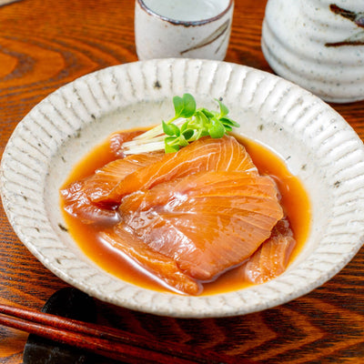 北海道寿都産の活〆ブリの醤油漬けと日本酒,新鮮な鰤の漬け,晩酌