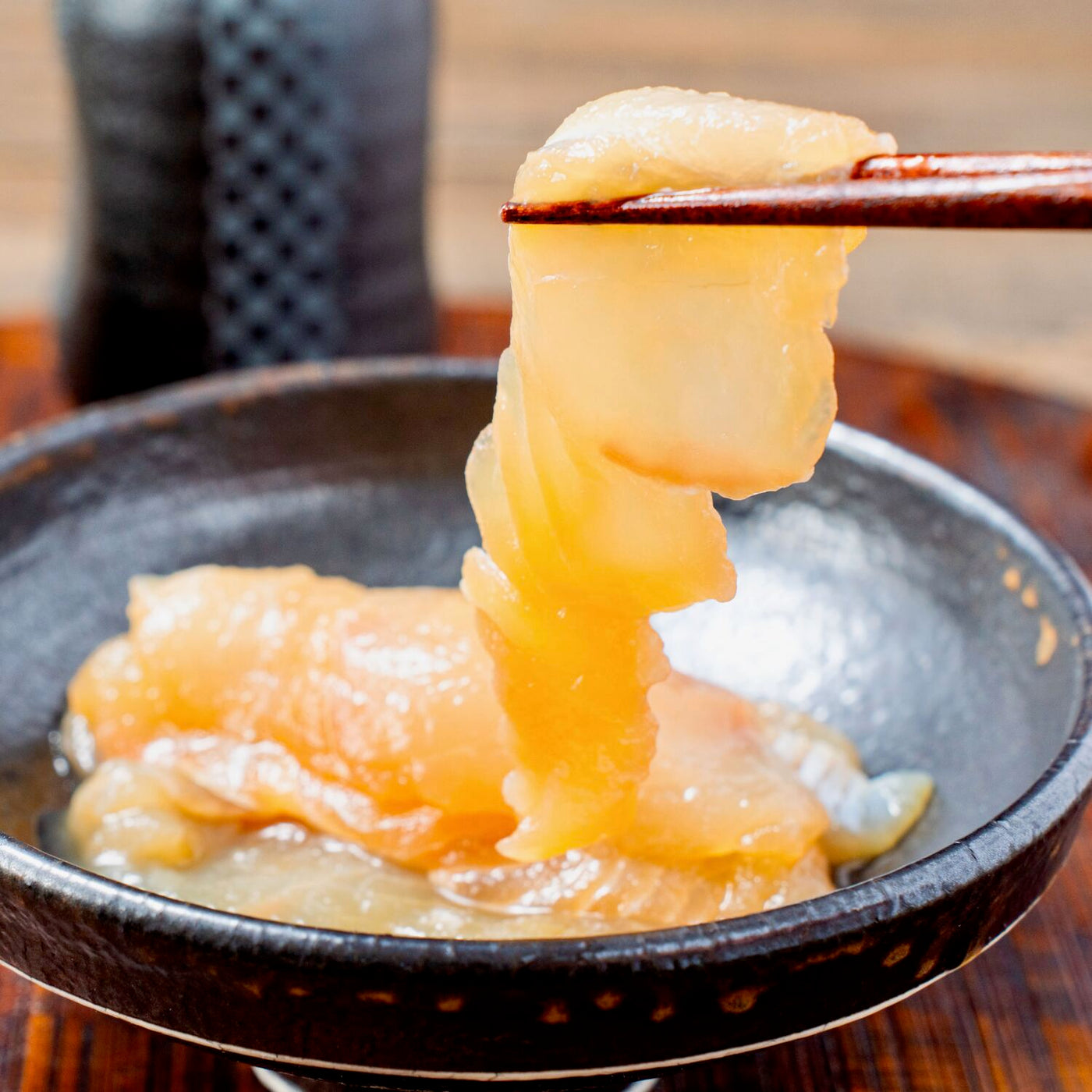 北海道寿都産の活〆ヒラメの醤油漬けと日本酒,新鮮な平目の漬け,晩酌