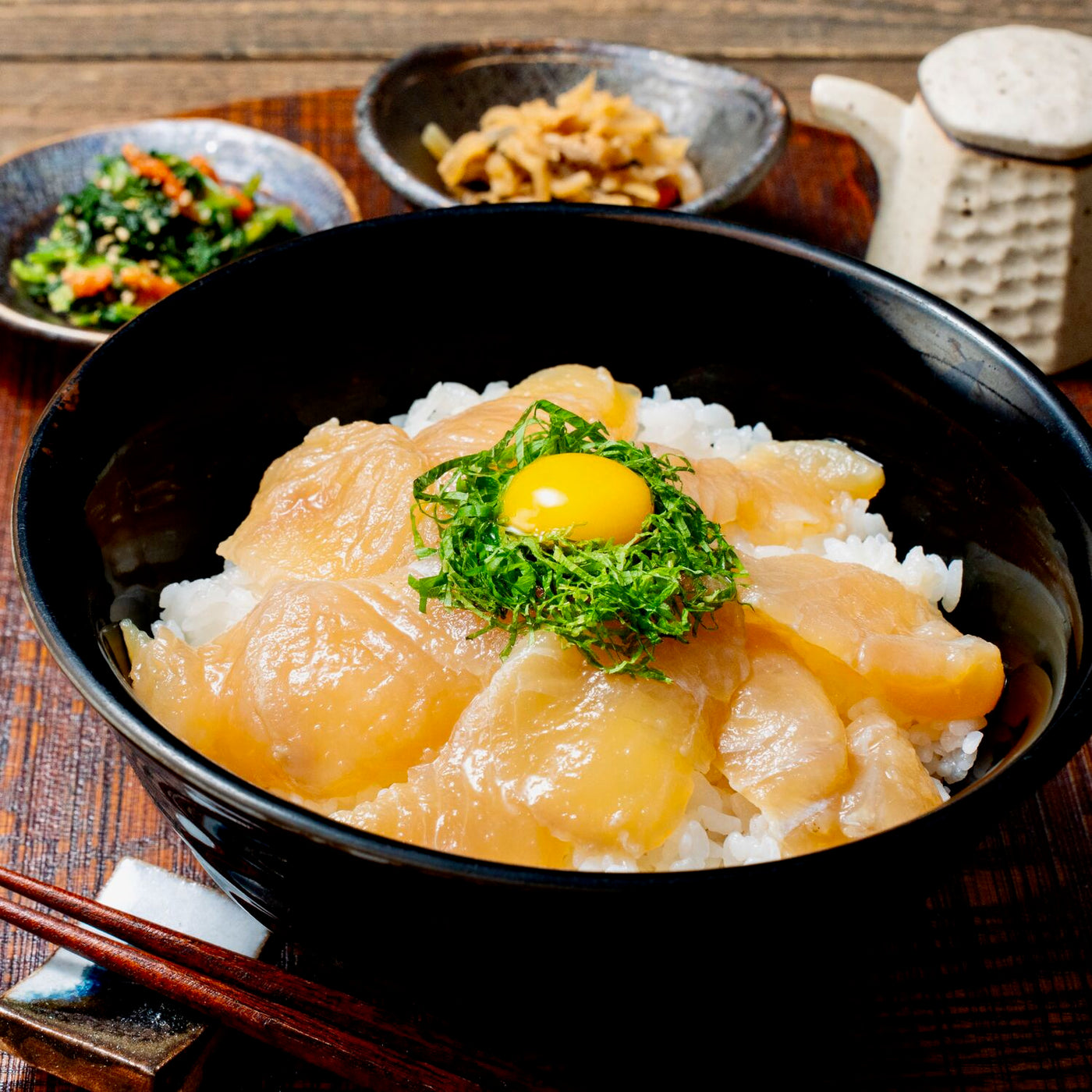 活締めヒラメの醤油漬け丼とほうれん草の和え物,炊き立てご飯に北海道寿都産の漬け平目の切り身を乗せる