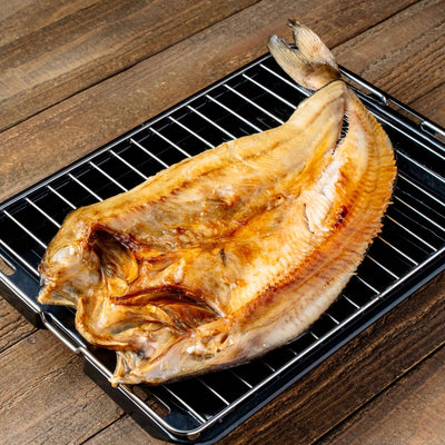 魚焼きグリルの上の焼きたてホッケの開き,北海道産ほっけ一夜干し