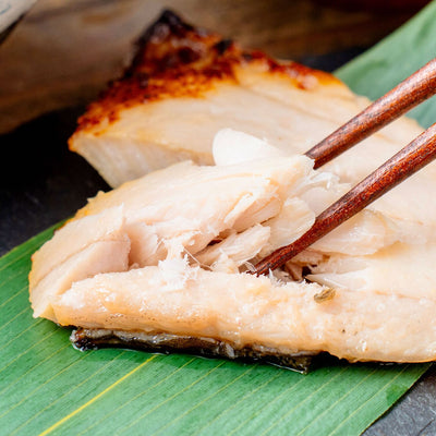 北海道産のホッケ西京焼きを箸でほぐす,ホクホクした身が特徴のほっけの西京漬け