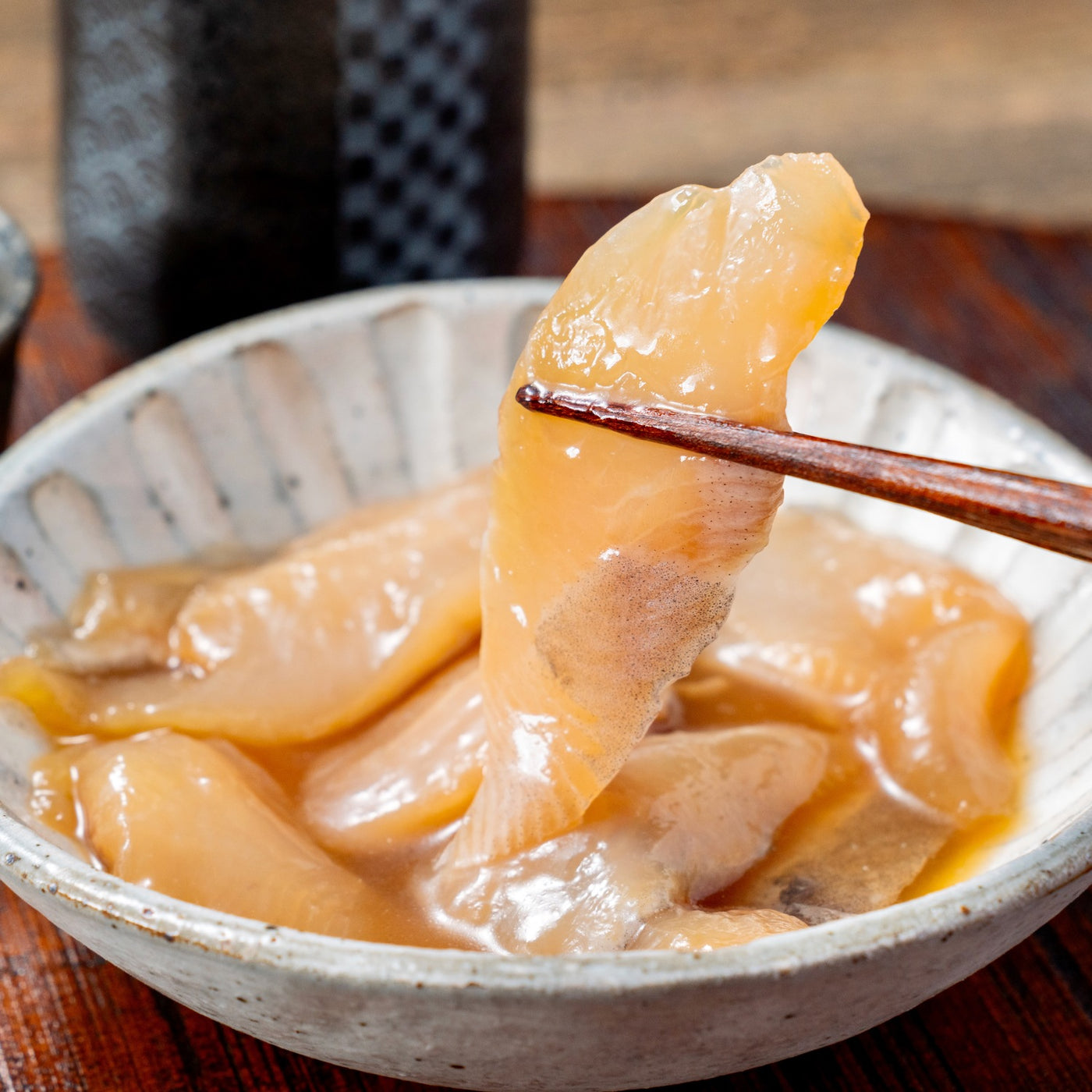 マルホン小西漁業のホッケの醤油漬けと日本酒,北海道寿都産の漬けホッケ