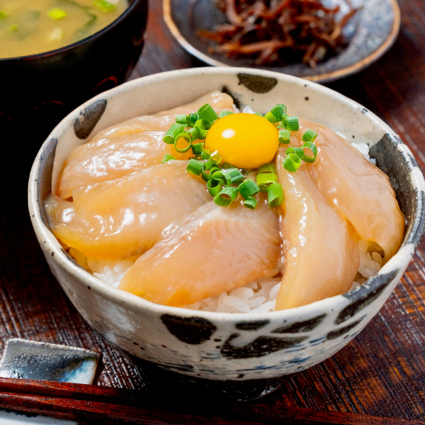 ホッケの醤油漬け丼と味噌汁と佃煮,炊き立てご飯に北海道寿都産の漬けホッケの切り身を乗せる