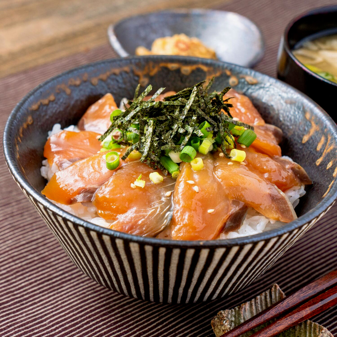 北海道寿都産活〆寒サバの醤油漬け丼,サバ漬け丼と味噌汁