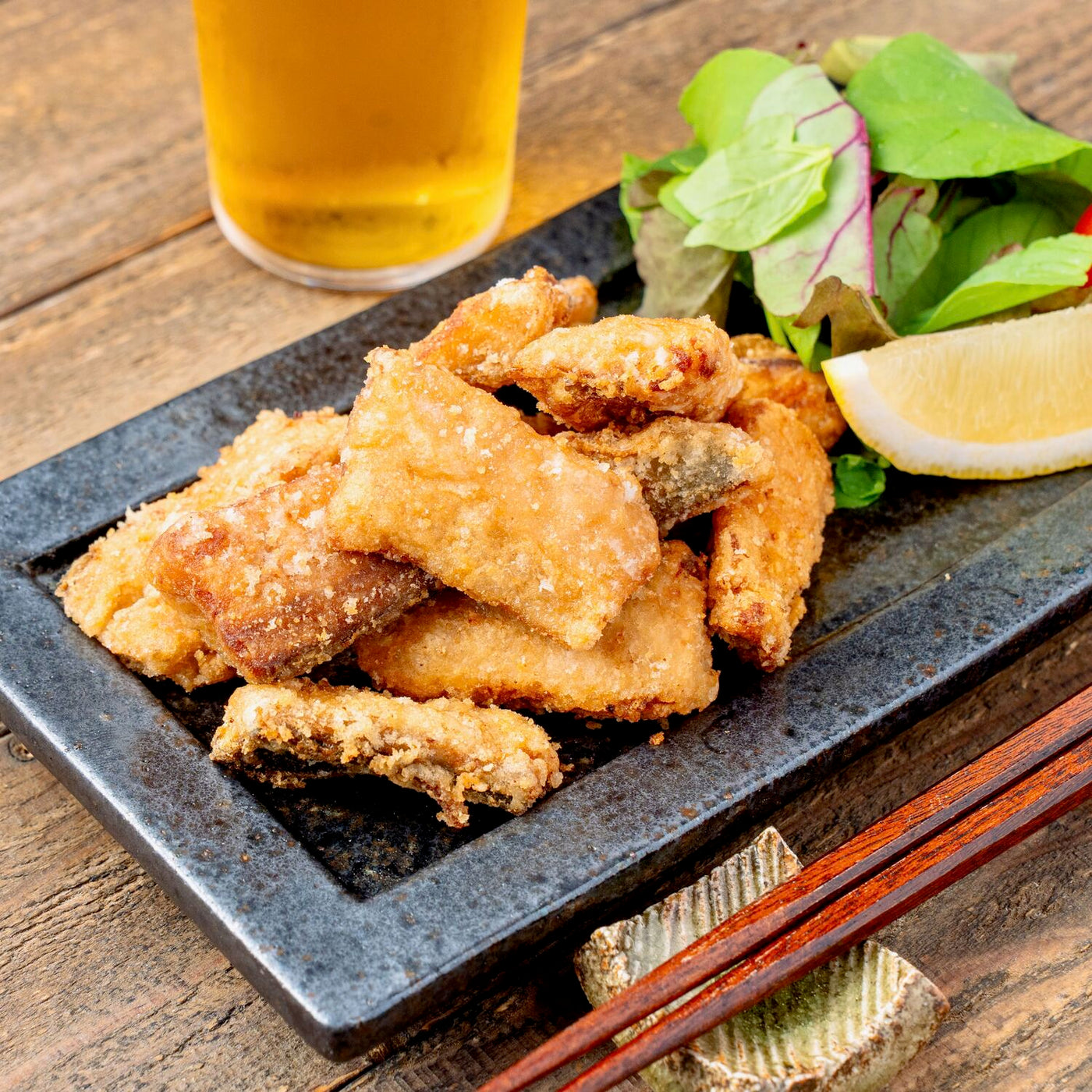 北海道産サバの竜田揚げとビール,マルホン小西漁業の鯖の唐揚げ,晩酌,さばの揚げ物とレモンとサラダ