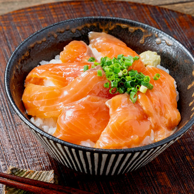 サクラマスの醤油漬け丼,炊き立てご飯に北海道寿都産の桜鱒の切り身を乗せる