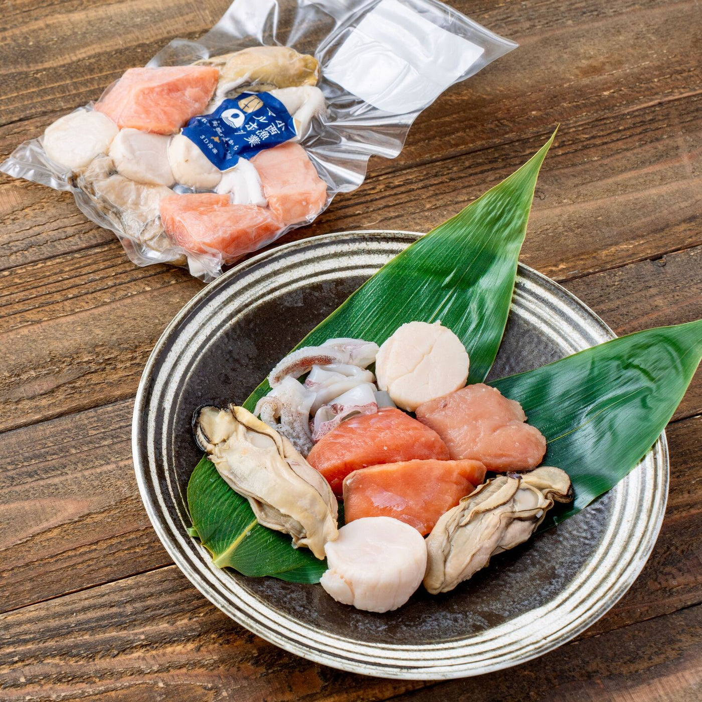 マルホン小西漁業のシーフードミックスセット,北海道産の秋鮭とホタテと牡蠣とイカ