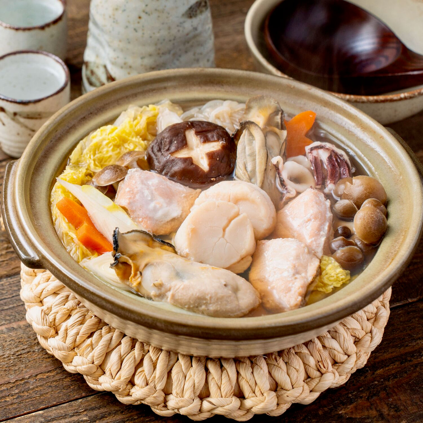 北海道寿都産のシーフードミックスで作る寄せ鍋,海鮮鍋と日本酒
