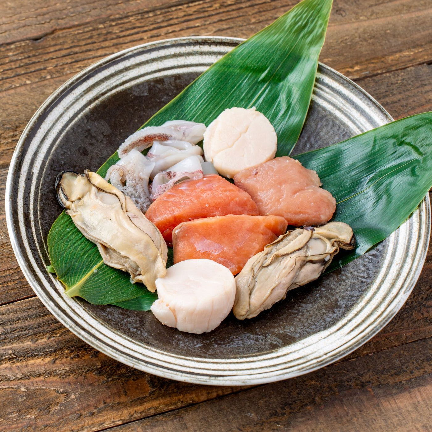 マルホン小西漁業のシーフードミックス,北海道産の秋鮭とホタテと寿カキとイカ