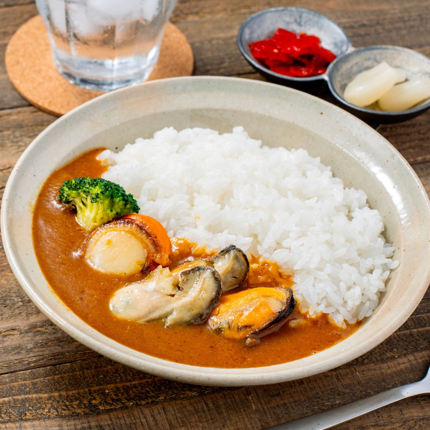 シーフードカレー,北海道産の貝類ミックスを使ったカレー,牡蠣カレーと福神漬けとらっきょう