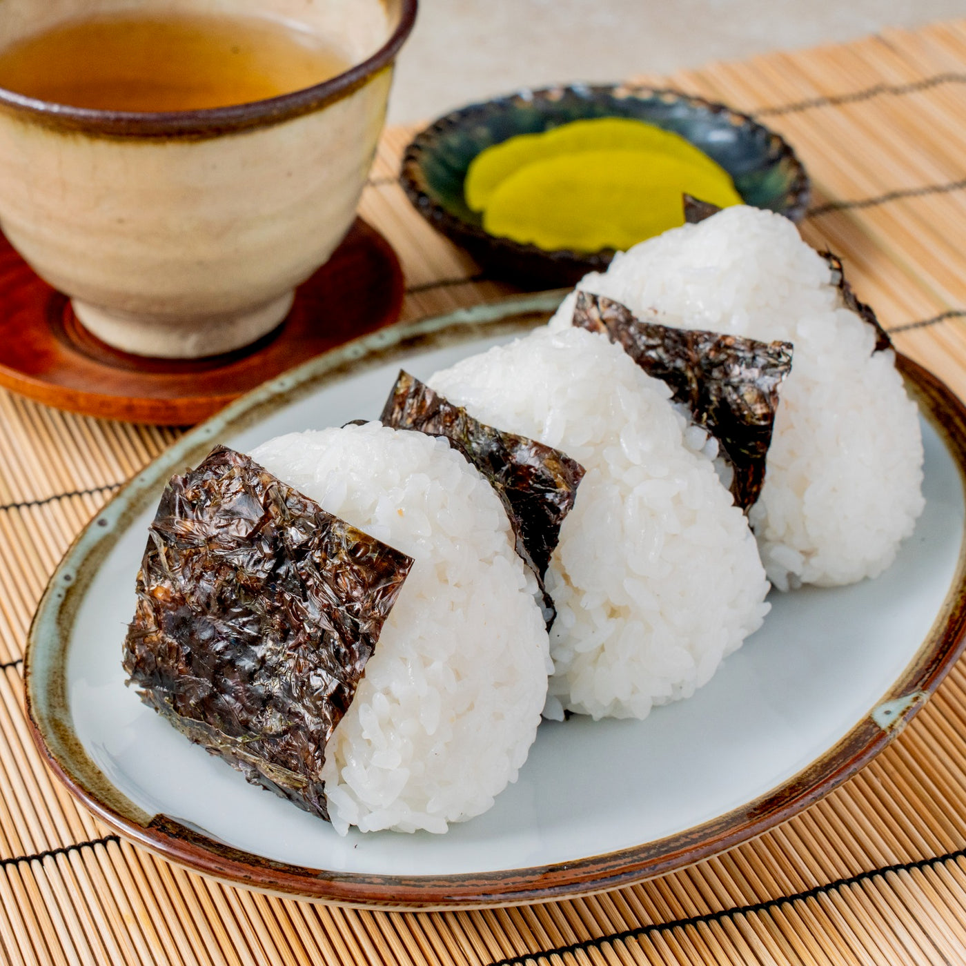 北海道寿都産のどんじゃのりのおにぎりとお茶と漬物,岩海苔のおにぎり