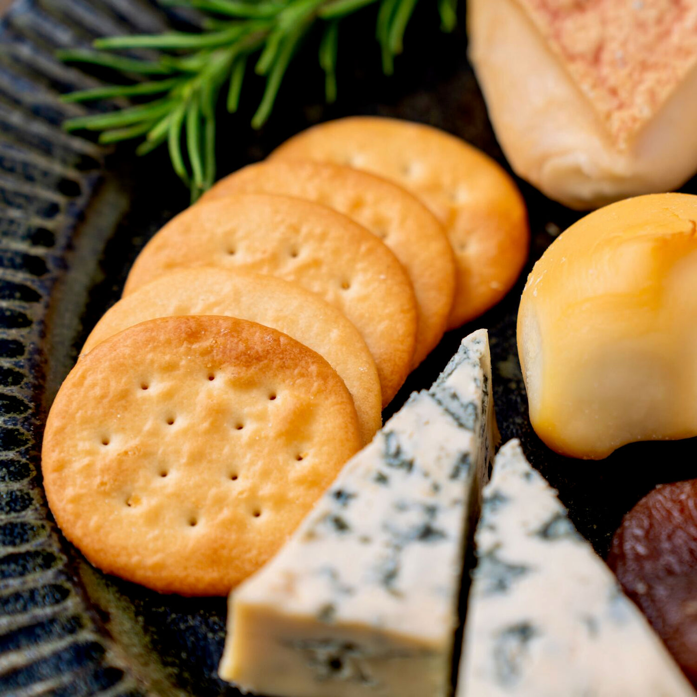 北海道産クラッカーNOKKEとブルーチーズとウォッシュタイプチーズ,クラッカーとチーズの盛り合わせ