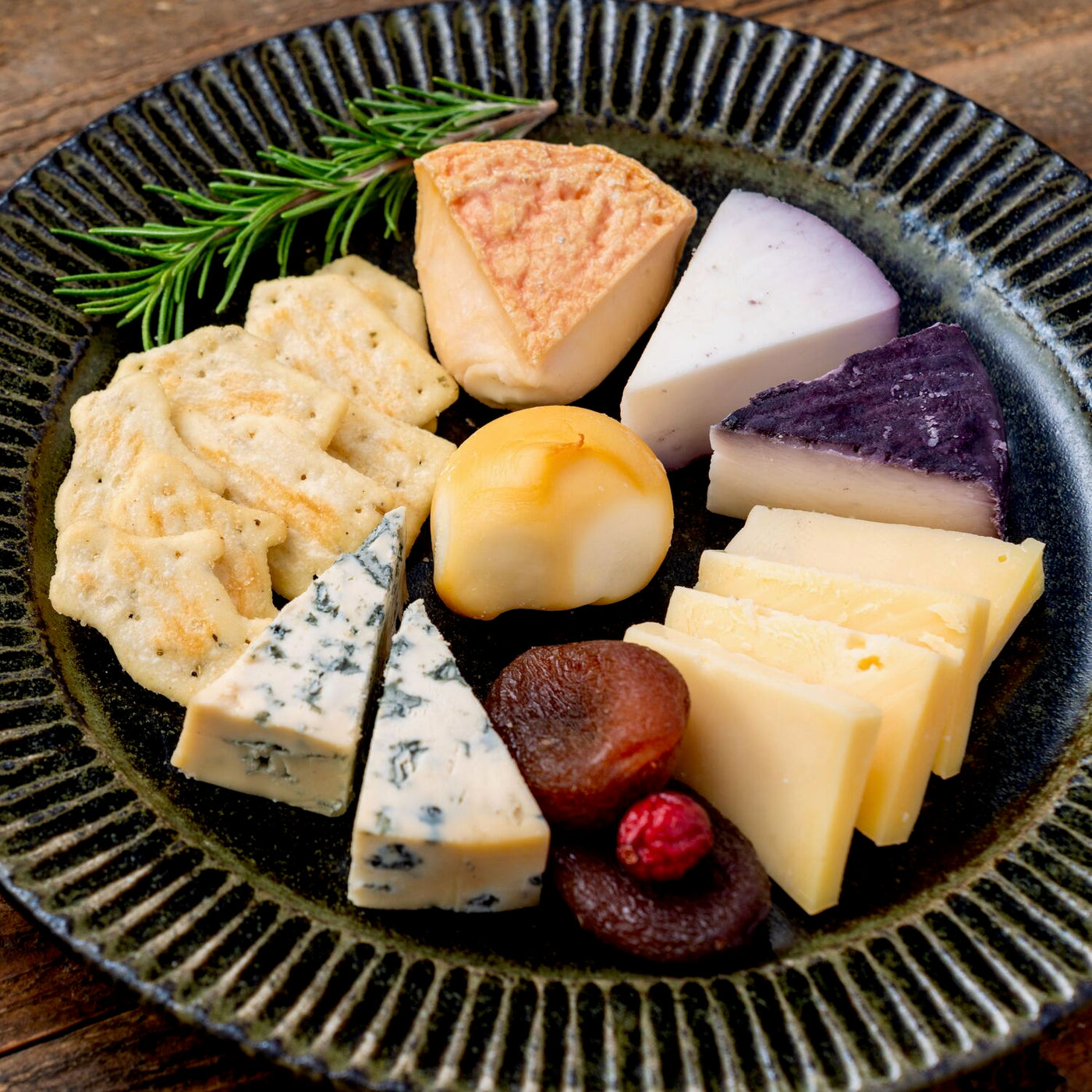 チーズの盛り合わせと北海道産クラッカーのNOKKEのHERB,ノッケのハーブ風味,チーズとワインによく合うクラッカー