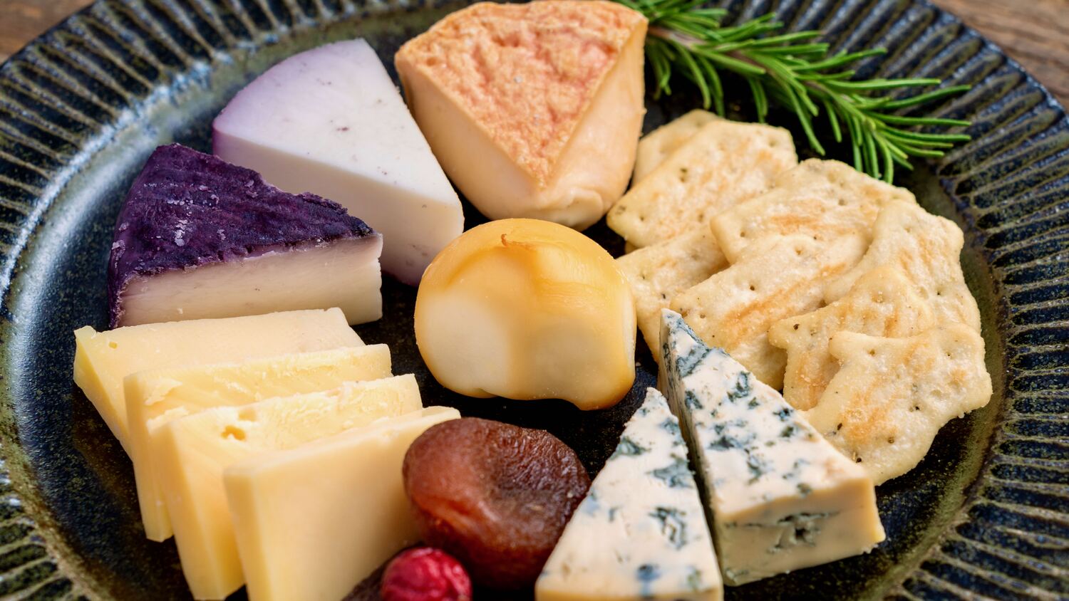 チーズの盛り合わせと北海道産クラッカーNOKKEのHERB風味,ノッケハーブ,クラッカー,ゴルゴンゾーラ,ゴーダ,ウォッシュタイプチーズ,ローズマリー,ドライフルーツ