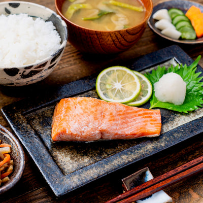 北海道寿都産天然秋鮭の切り身とご飯と味噌汁と漬物と大根おろし