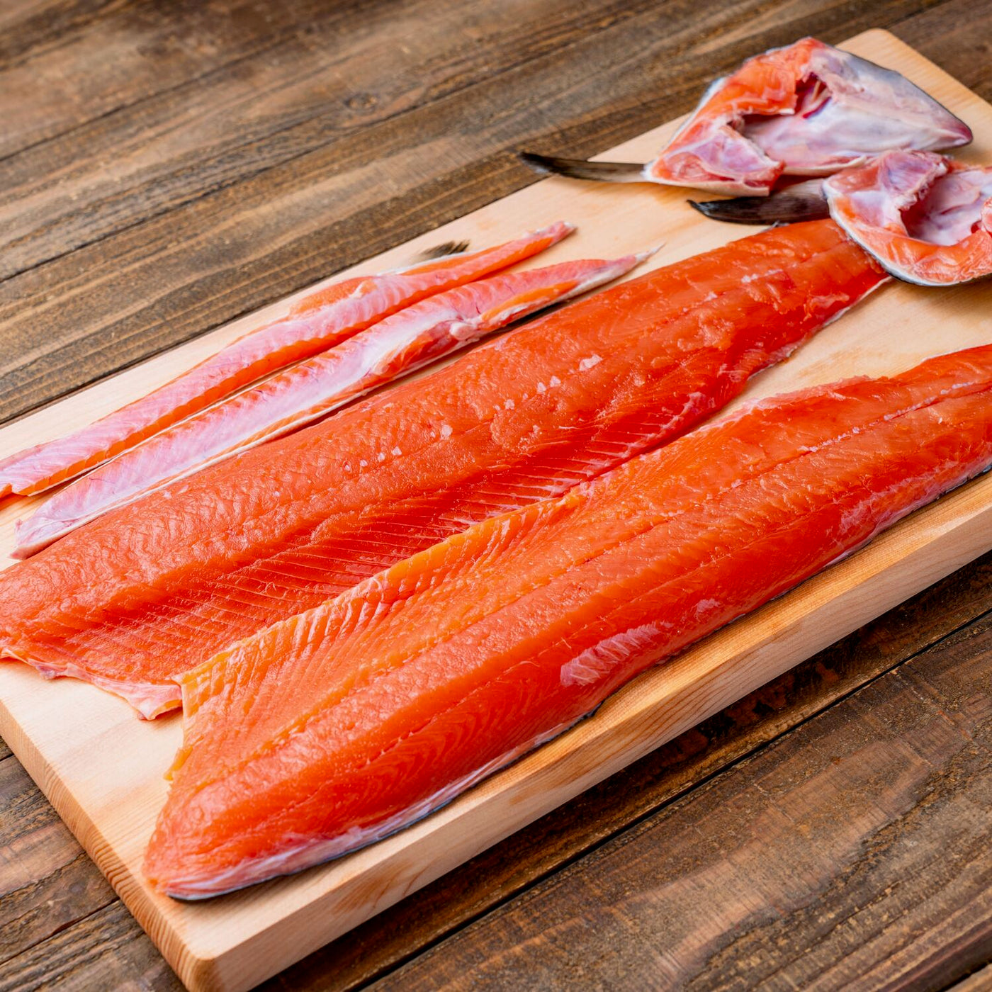 北海道寿都産活〆天然秋鮭の身を捌く,秋鮭の切り身とハラスとカマ
