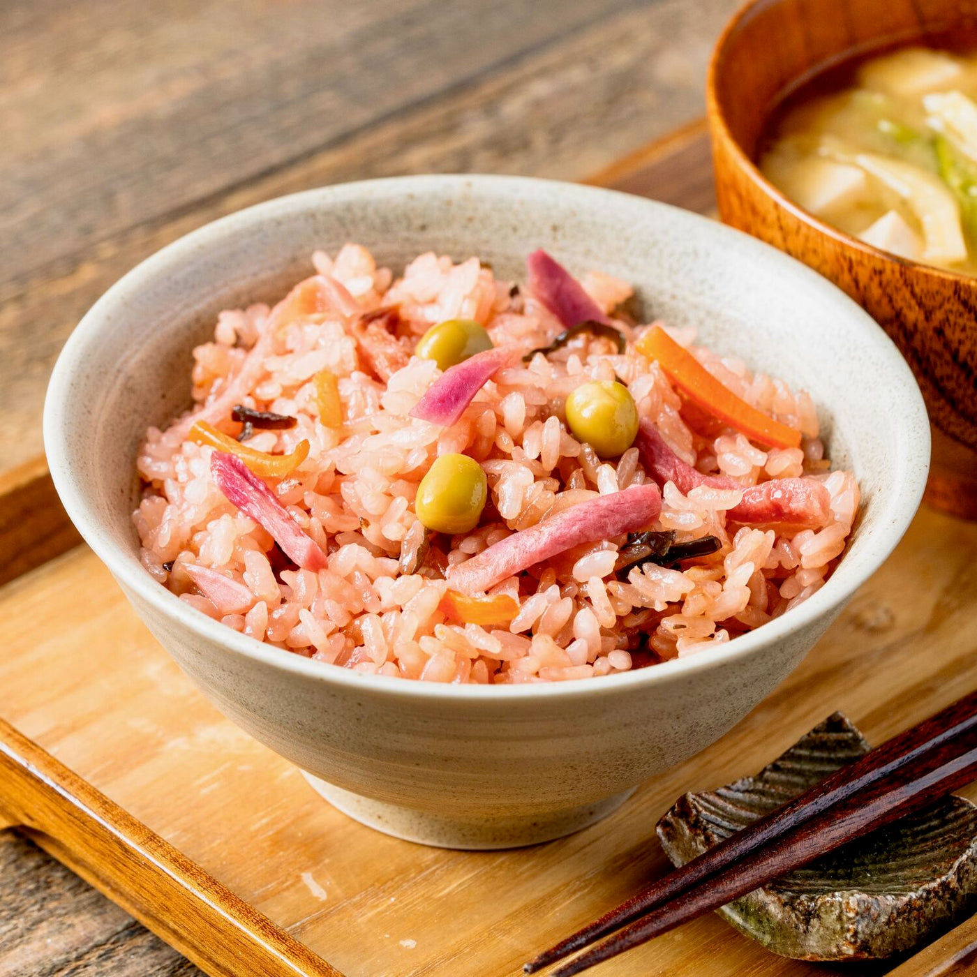 北海道産の赤い切り干し大根を使った炊き込みご飯,炊き込みご飯と味噌汁