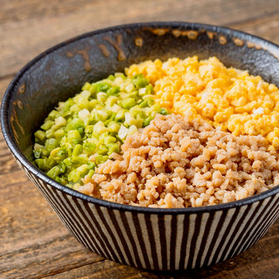 鶏そぼろ丼,三色そぼろ,鶏そぼろと炒り卵と細かく刻んだ緑色の切り干し大根