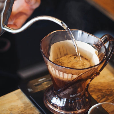 クレバーコーヒードリッパーにお湯を注いえでコーヒーを作る
