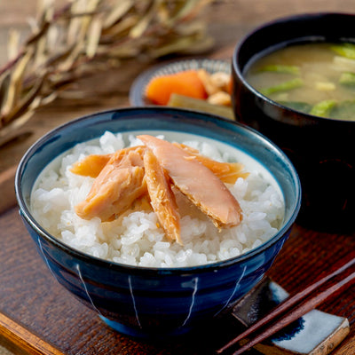 マルトシ吉野商店の燻し鮭荒ほぐしをご飯に乗せる,味噌汁,煮物