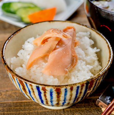 マルトシ吉野商店の鮭寿（けいじゅ）荒ほぐしが乗ったご飯と味噌汁と漬物