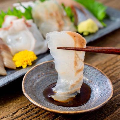 北海道産の新鮮な刺身を醤油に浸す,マルホン小西漁業の活〆3D凍結の刺身